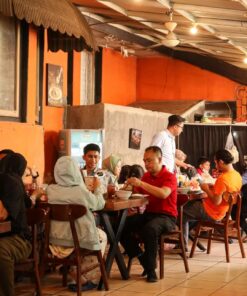 meja makan kaki besi-meja cafe kaki besi-meja makan persegi-meja cafe persegi-meja cafe kecil