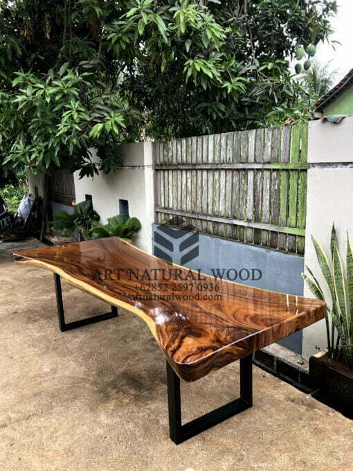 meja resin kayu besar-meja makan kayu besar-meja kayu mewah-meja cover resin-meja trembesi cover resin-meja kayu tebal
