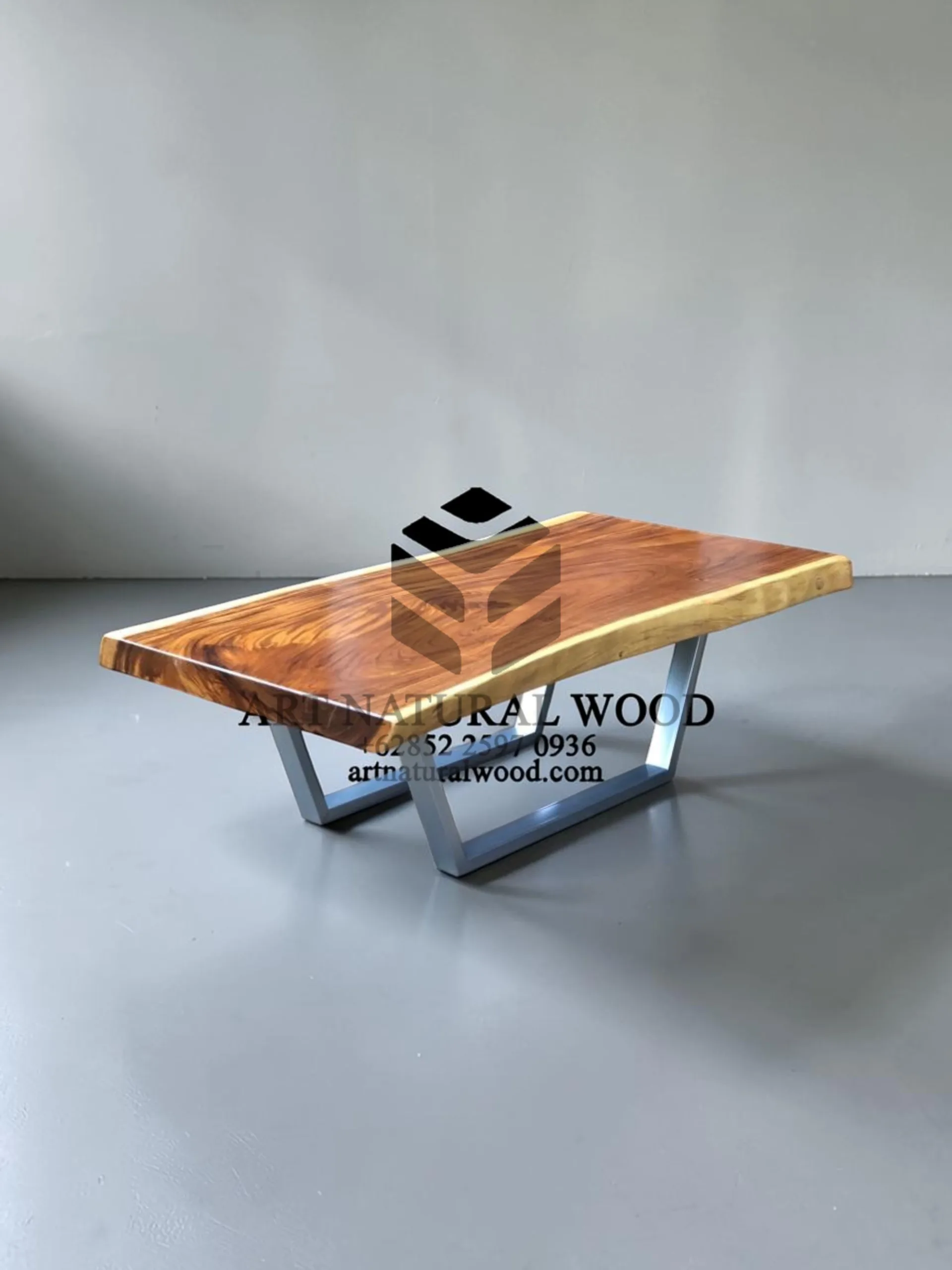 coffee table kaki stainless-meja kayu besar-meja kopi kayu trembesi-meja tamu kaki besi-meja kayu trembesi