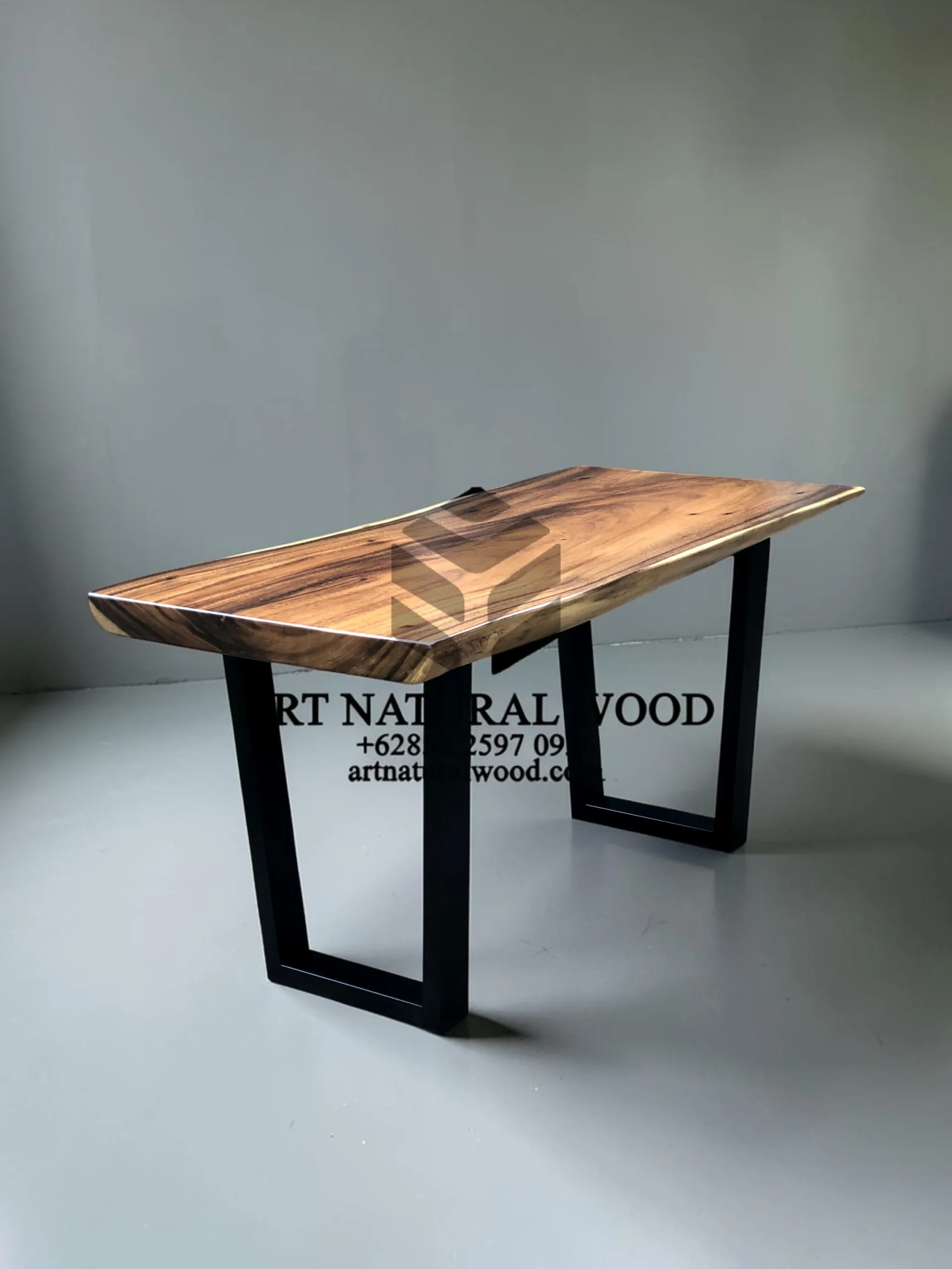 meja makan industrial kayu trembesi-meja cafe industrial-meja kayu besar-meja makan kayu trembesi-meja cafe trembesi