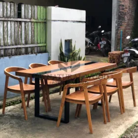 set meja makan minimalis kayu trembesi-meja kayu besar-meja kayu resin-meja river kaca-furniture cafe-meja cafe-kursi makan jati minimalis