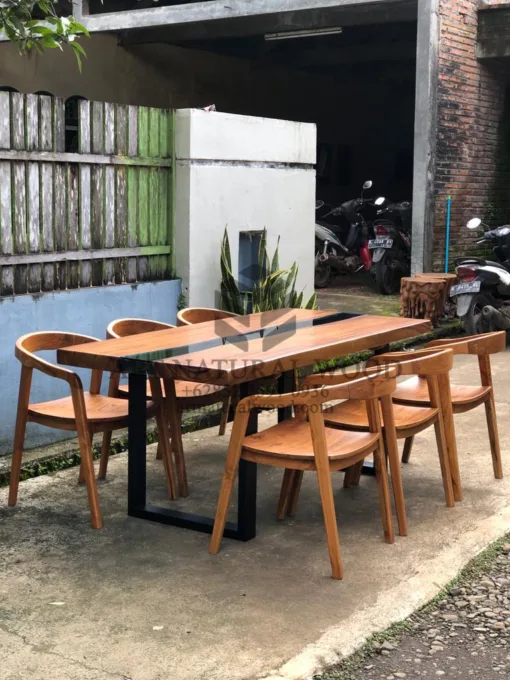 set meja makan minimalis kayu trembesi-meja kayu besar-meja kayu resin-meja river kaca-furniture cafe-meja cafe-kursi makan jati minimalis