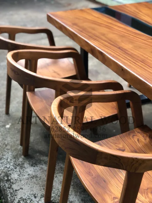 set meja makan minimalis kayu trembesi-meja kayu besar-meja kayu resin-meja river kaca-furniture cafe-meja cafe-kursi makan jati minimalis