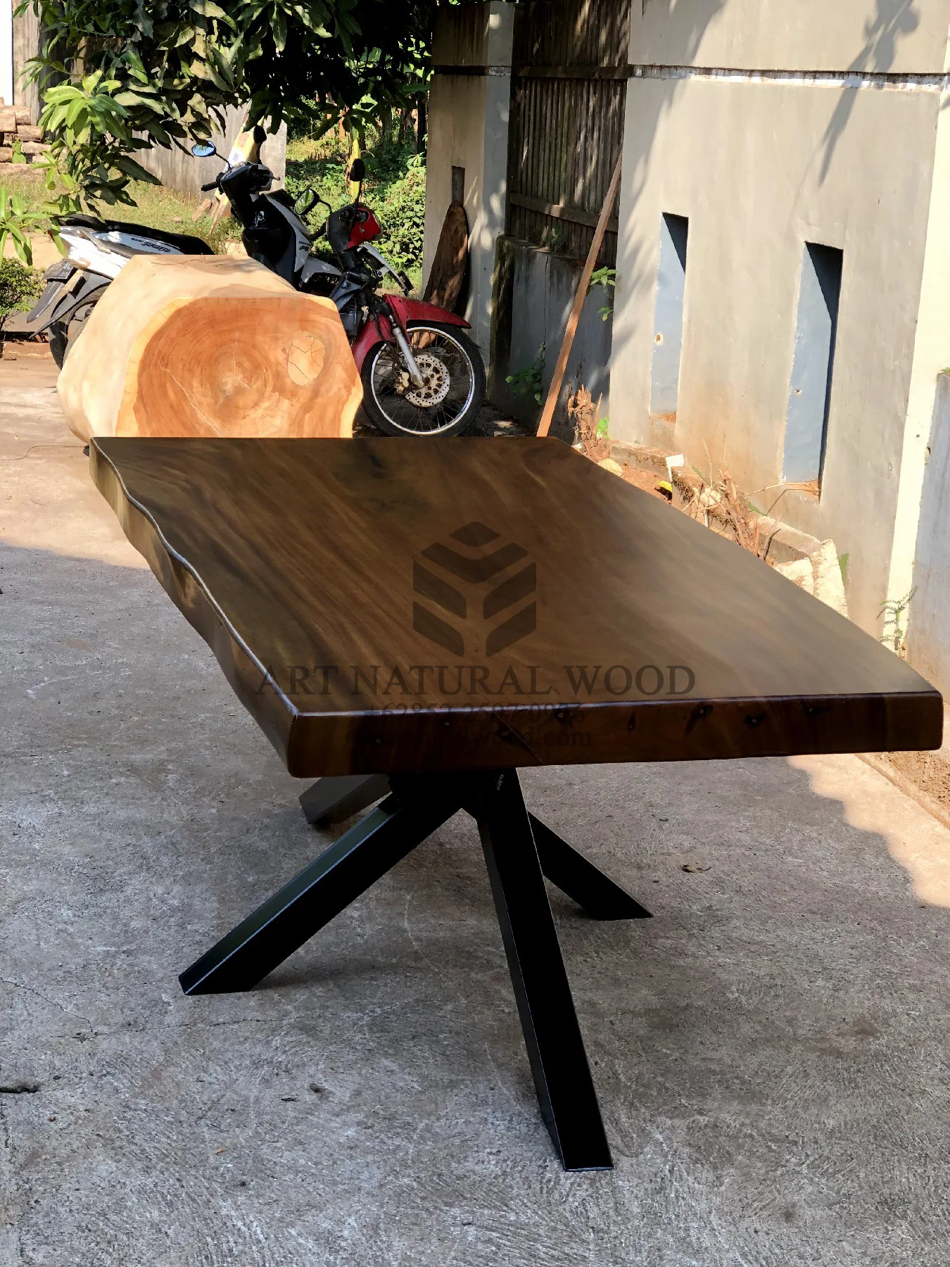 meja kayu kaki besi unik-meja makan kayu trembesi kaki besi