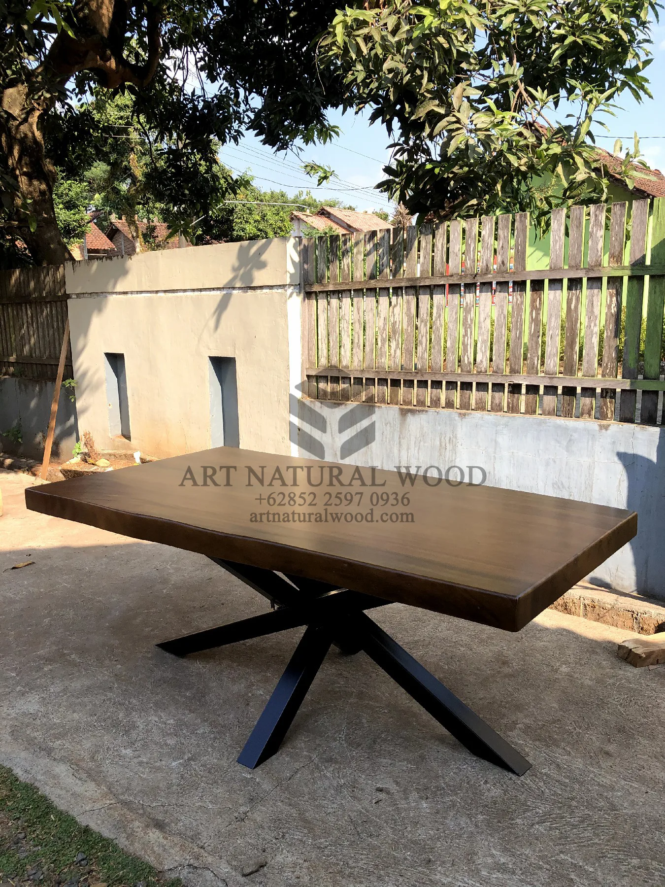 meja kayu kaki besi unik-meja makan kayu trembesi kaki besi