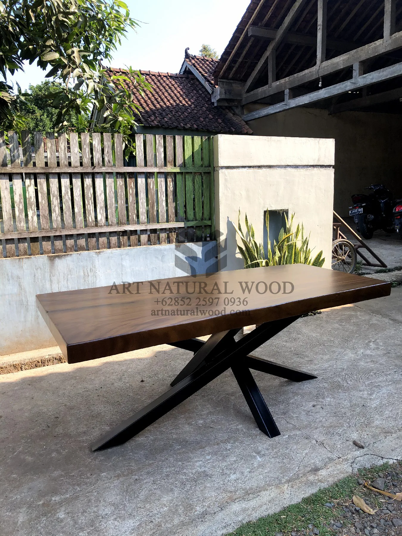meja kayu kaki besi unik-meja makan kayu trembesi kaki besi