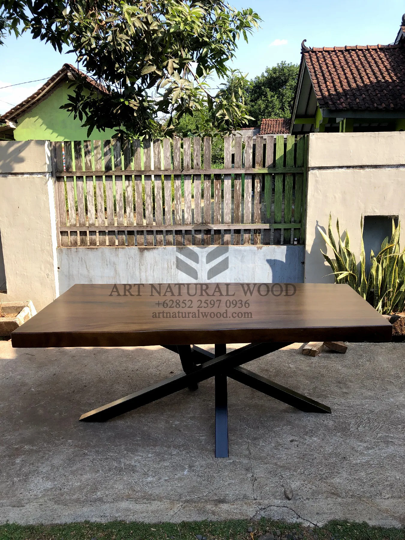 meja kayu kaki besi unik-meja makan kayu trembesi kaki besi