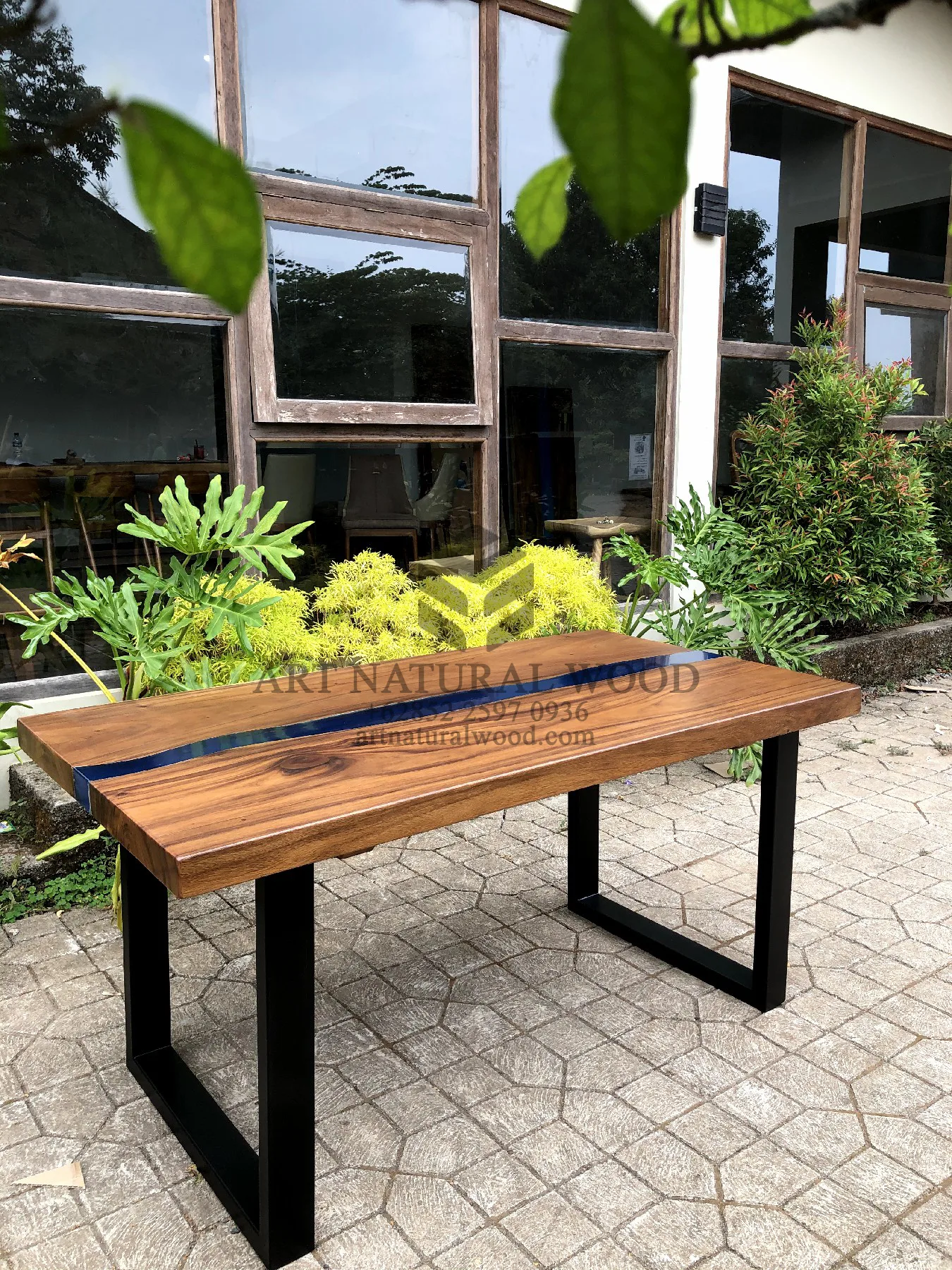 meja epoxy resin minimalis kayu trembesi solid kaki besi