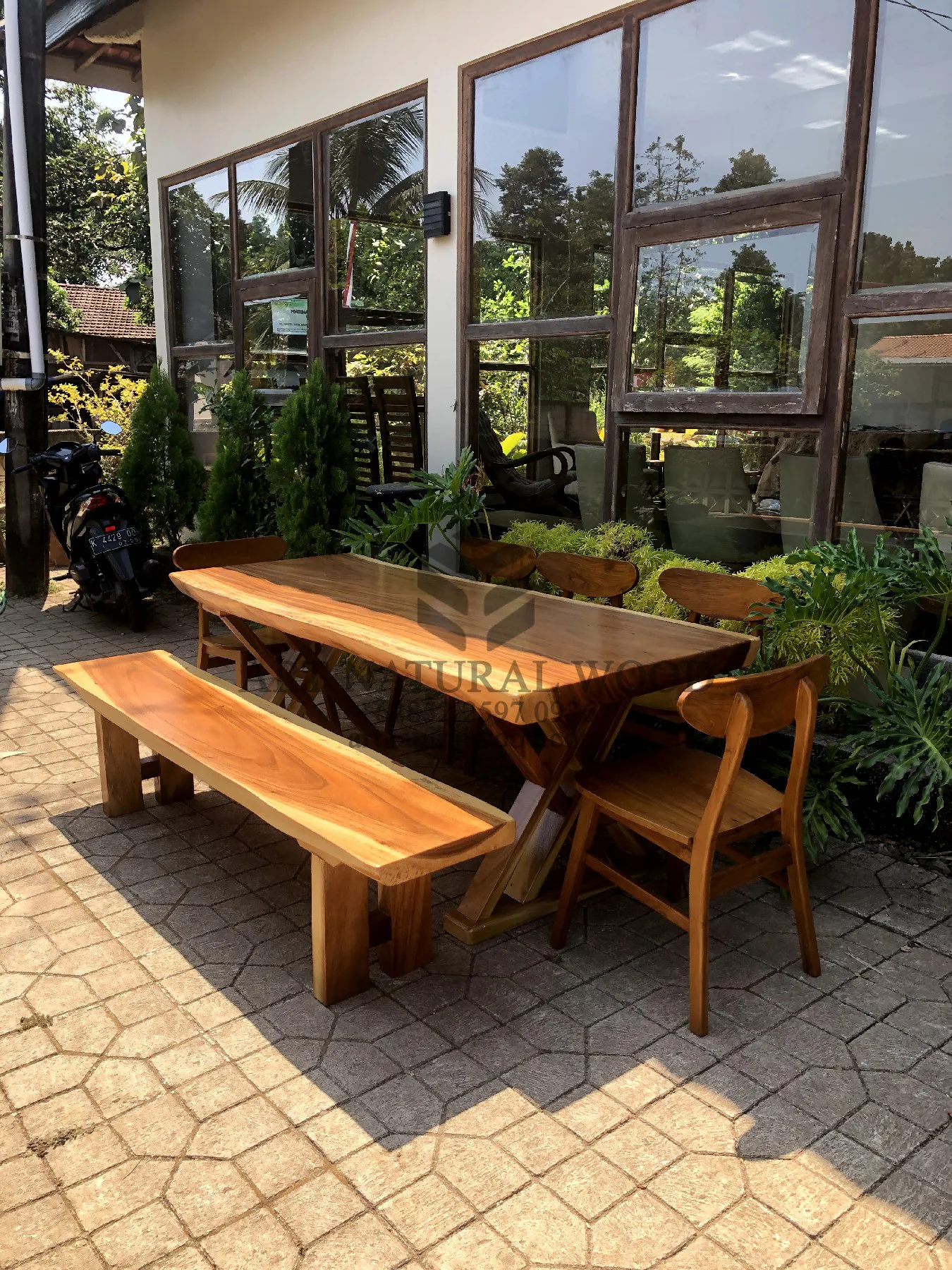 meja makan kayu trembesi 5 kursi 1 bangku-meja makan minimalis kayu trembesi-set meja makan kayu besar
