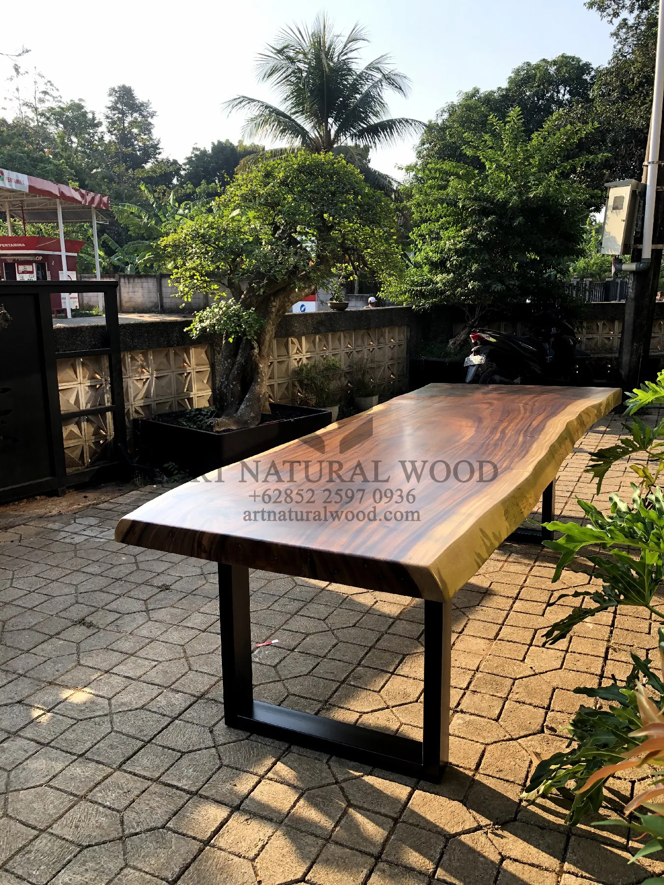 meja meeting minimalis kaki besi kayu trembesi solid utuh-meja rapat minimalis kaki besi-meja meeting kantor