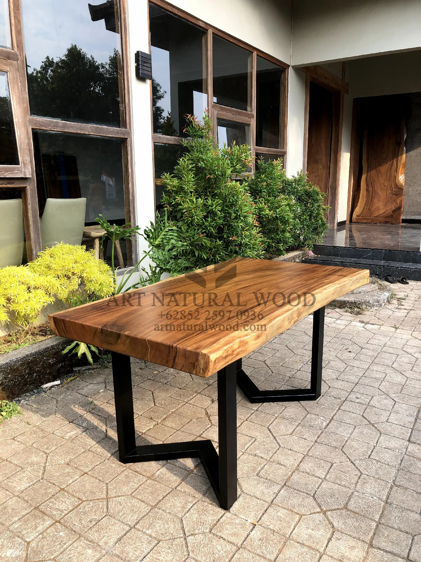 meja kayu utuh trembesi minimalis kaki besi- meja kayu besar kaki besi