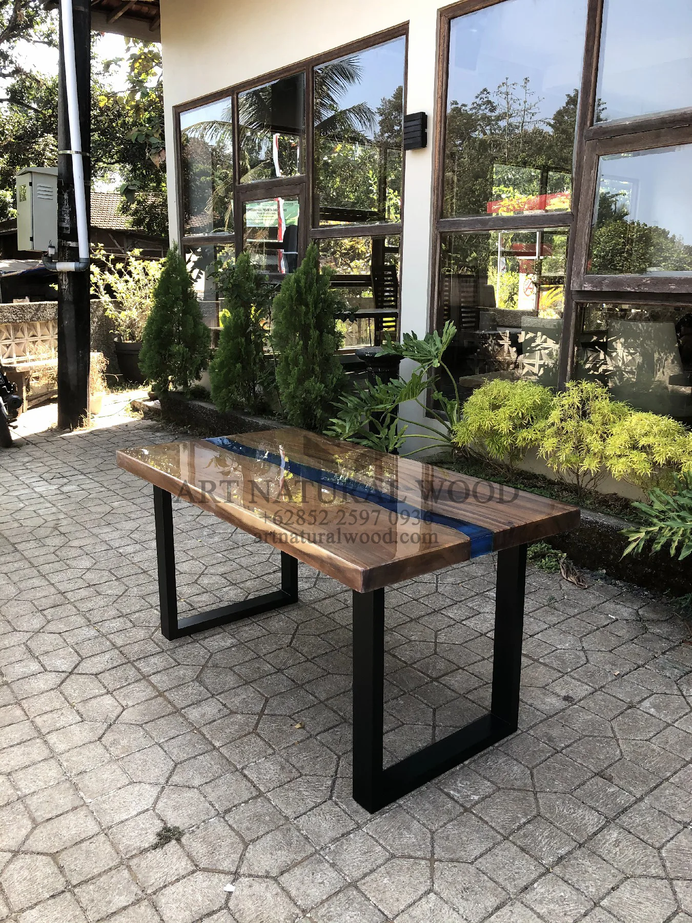 meja epoxy resin kayu trembesi kaki besi