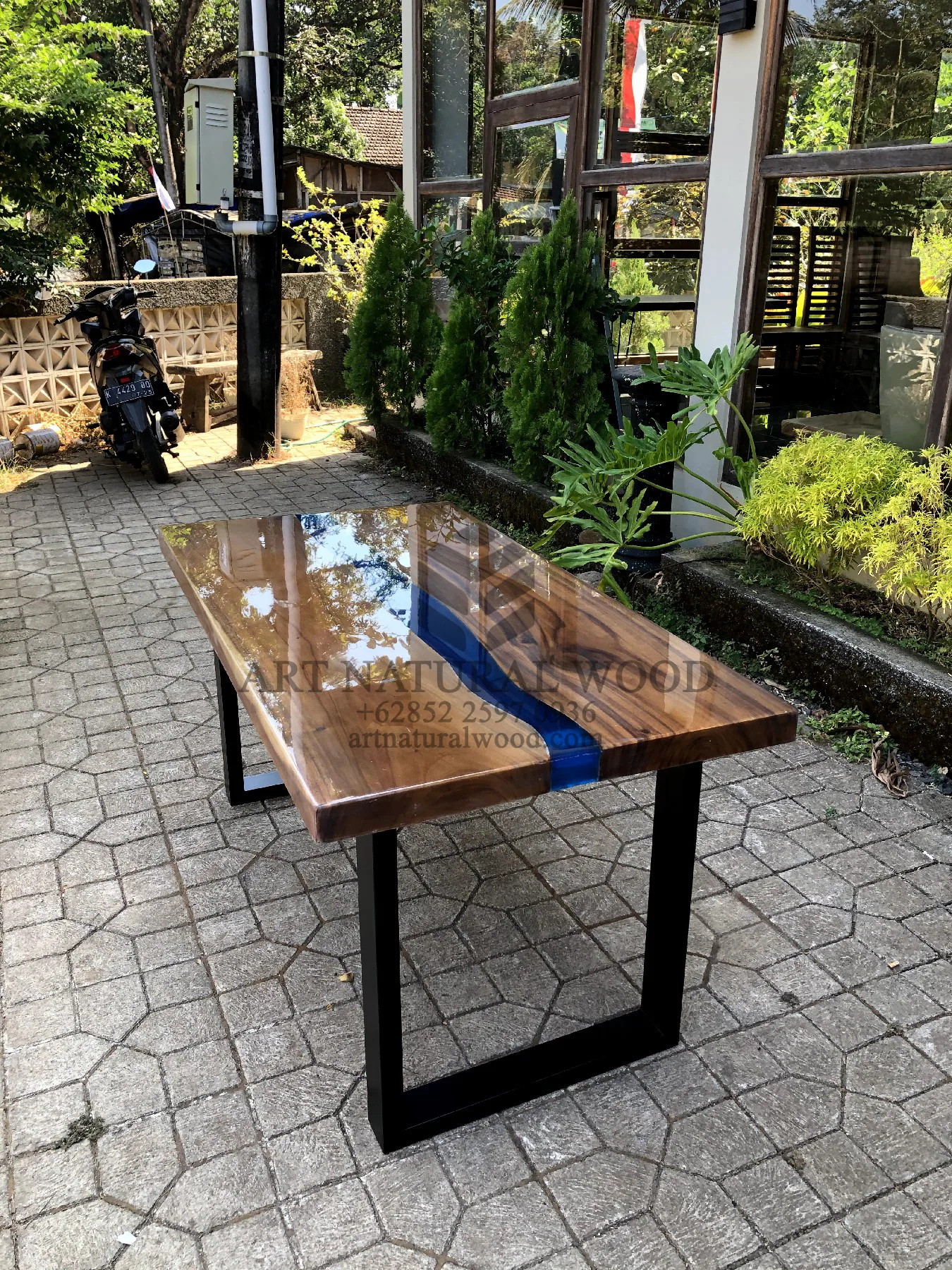 meja epoxy resin kayu trembesi kaki besi