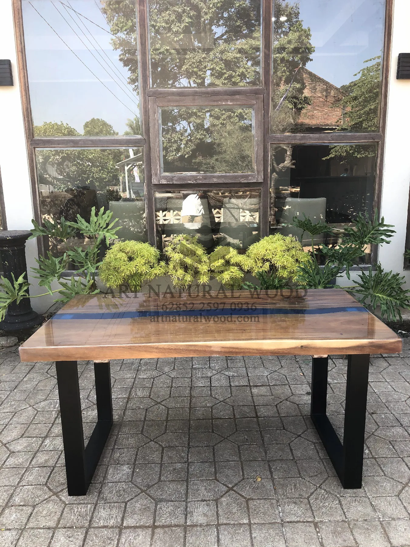 meja epoxy resin kayu trembesi kaki besi