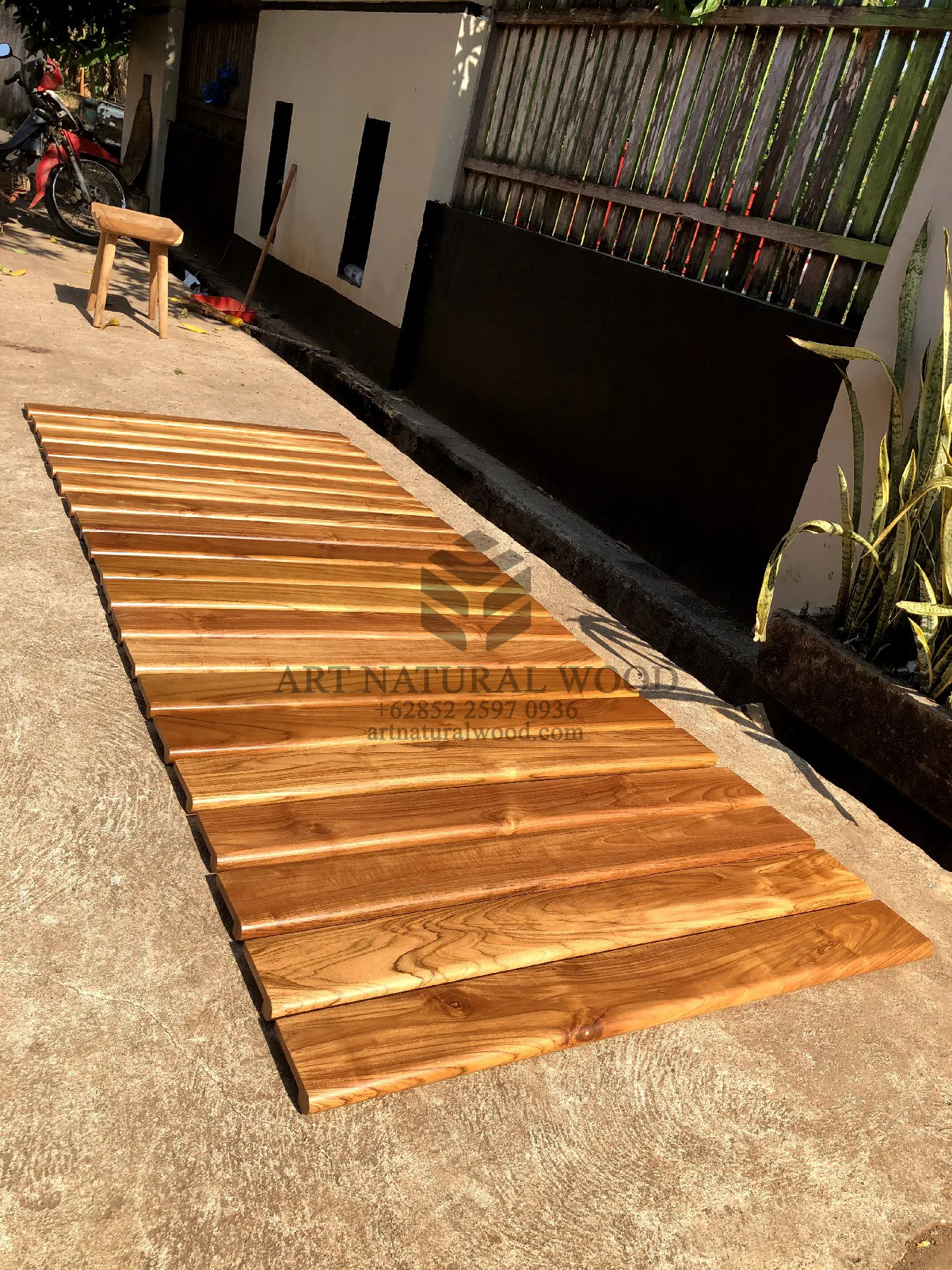 papan tangga kayu trembesi minimalis-papan kayu tangga rumah
