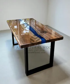 meja epoxy resin kayu trembesi kaki besi
