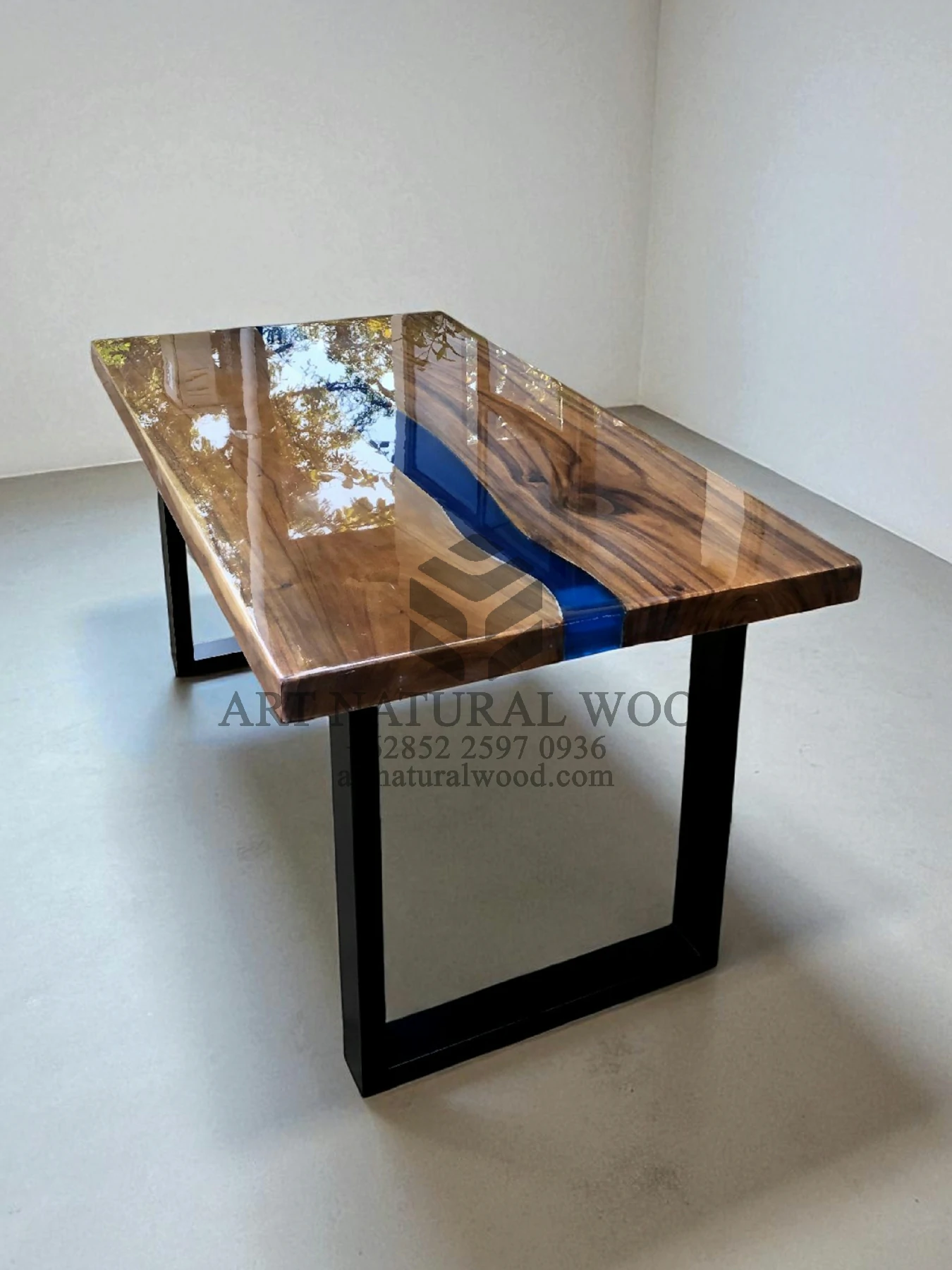 meja epoxy resin kayu trembesi kaki besi