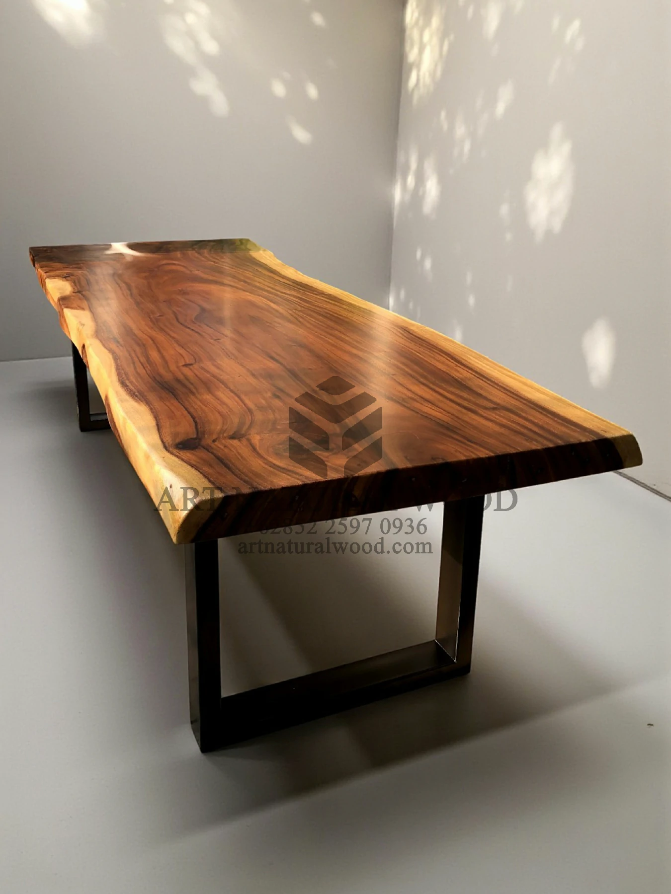 meja meeting minimalis kaki besi kayu trembesi solid utuh-meja rapat minimalis kaki besi-meja meeting kantor