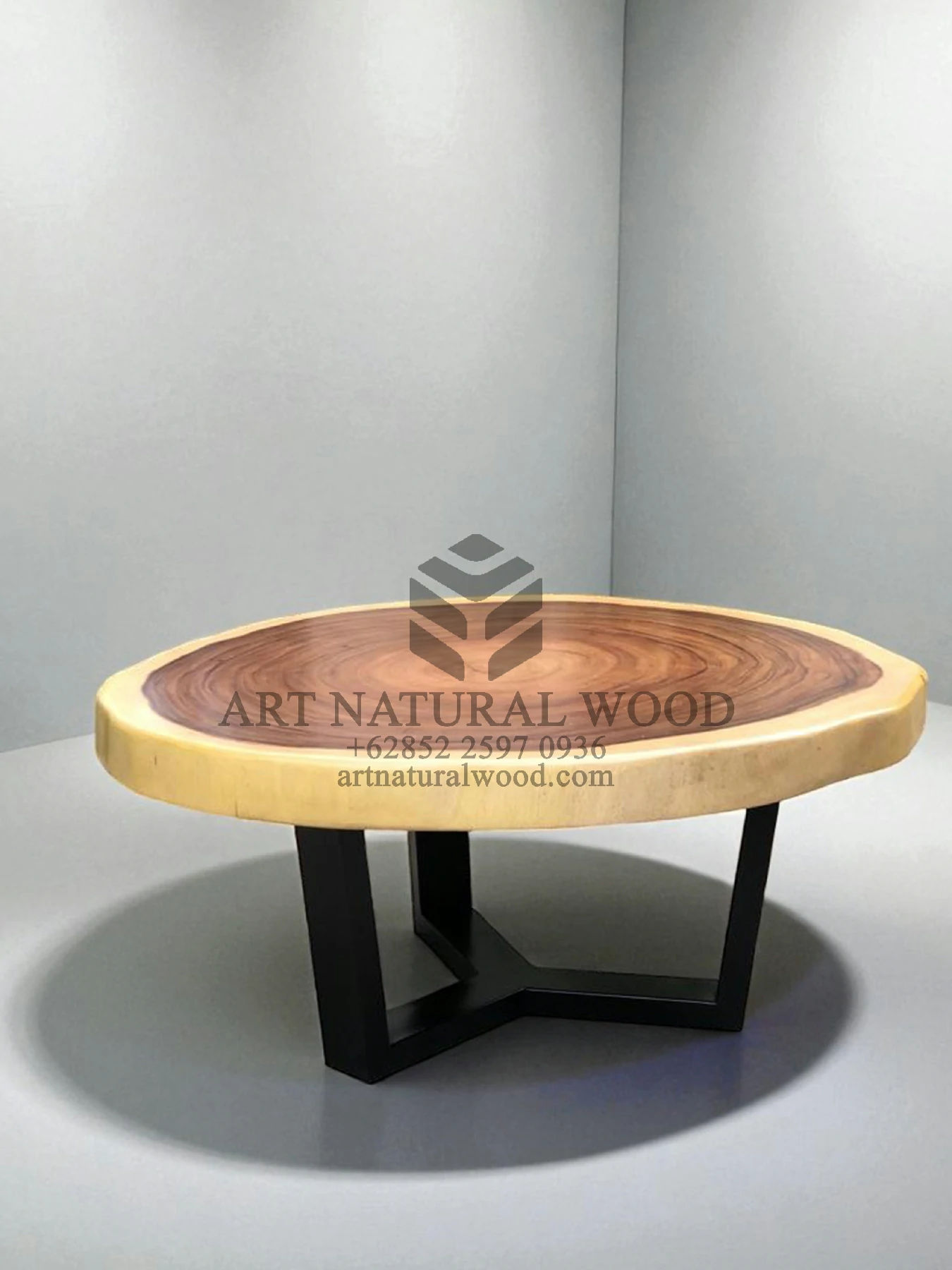meja tamu bulat kayu trembesi kaki besi