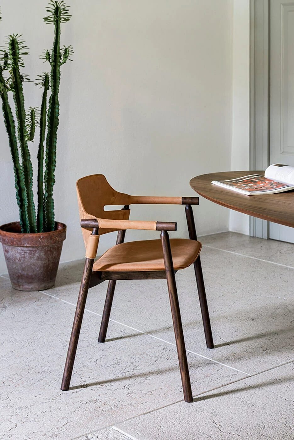 kursi makan kulit desain mid century